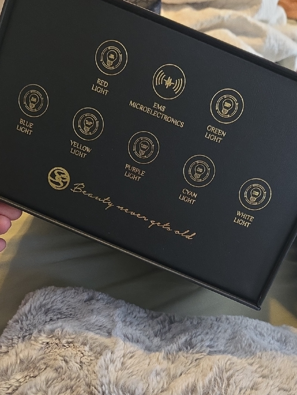 LATOÜA MILLE Radiant Glow LED Face & Neck Mask Gold Color New In Box - Picture 5 of 7